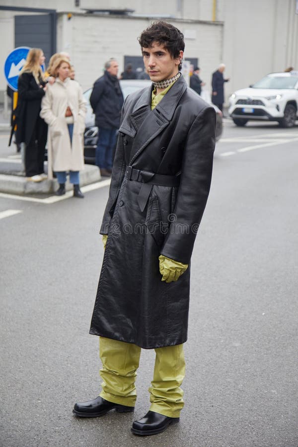 Uomo Con Zaino Di Louis Vuitton E Pelliccia Marrone Prima Della Sfilata Di  Moda Milano Della Settimana Della Moda Fotografia Stock Editoriale -  Immagine di sunglasses, nero: 194554168