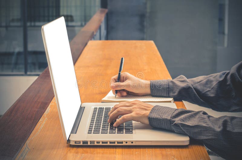 Uomo con il computer, taccuino, cuffia avricolare, tascabile uomo di affari con lo spazio della copia per input il testo con uno immagine stock libera da diritti Uomo con il computer, taccuino, cuffia avricolare, tascabile uomo di affari con lo spazio della copia per input il testo con uno immagine stock libera da diritti