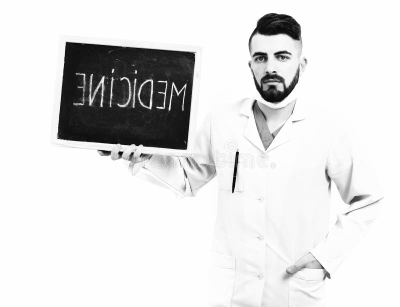 Uomo con il fronte serio in abito medico bianco fotografia stock libera da diritti Uomo con il fronte serio in abito medico bianco fotografia stock libera da diritti
