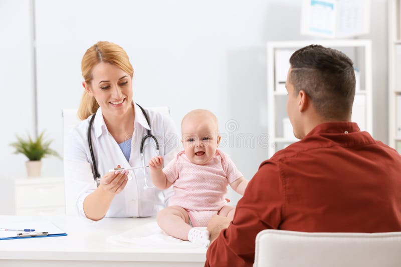Uomo con il medico dei suoi bambini di visita del bambino fotografia stock libera da diritti Uomo con il medico dei suoi bambini di visita del bambino fotografia stock libera da diritti