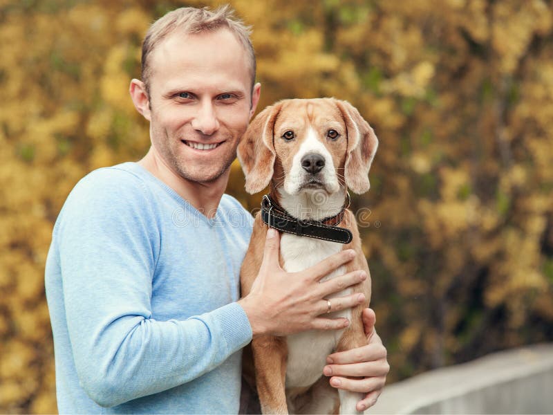 Uomo con il ritratto bello dell'animale domestico del cane del cane da lepre del favorit fotografia stock libera da diritti Uomo con il ritratto bello dell'animale domestico del cane del cane da lepre del favorit fotografia stock libera da diritti