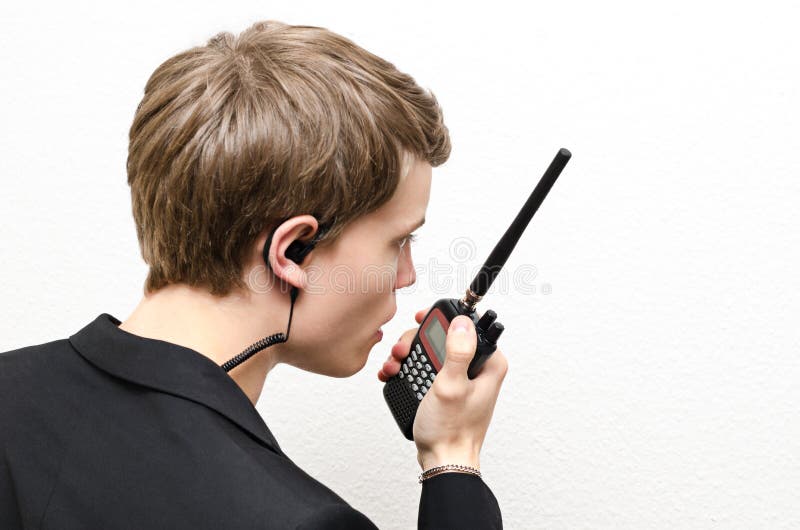 Uomo con il walkie-talkie fotografia stock libera da diritti Uomo con il walkie-talkie fotografia stock libera da diritti