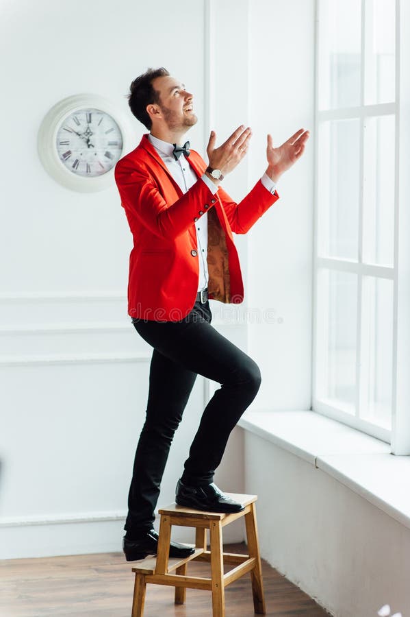 Uomo con l'espressione facciale felice fotografia stock Uomo con l'espressione facciale felice fotografia stock