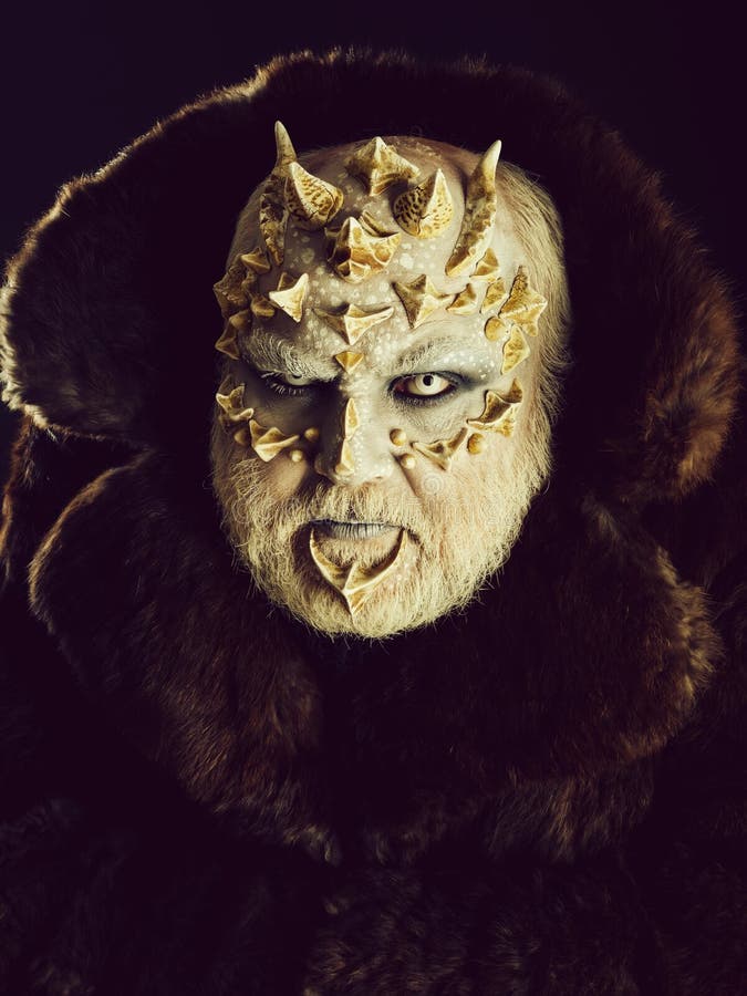 Uomo con pelle di drago e barba grigia immagine stock libera da diritti