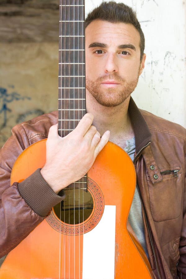 Download Uomo Con La Chitarra Stile Urbano Immagine Stock - Immagine di fascia, esterno: 56892095