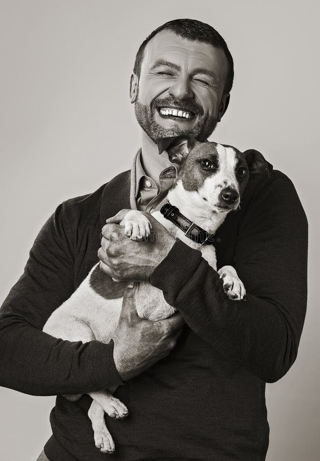 Uomo con la retro immagine del cane nella seppia immagine stock Uomo con la retro immagine del cane nella seppia immagine stock