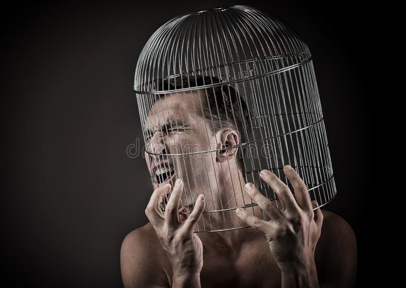 Uomo con la testa dentro un birdcage