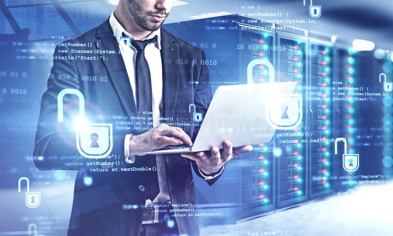 Uomo con laptop in data center, sicurezza informatica
