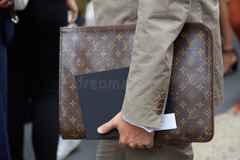 Uomo Con Louis Vuitton Bag Marrone E Giubbotto Di Guca Blu Con