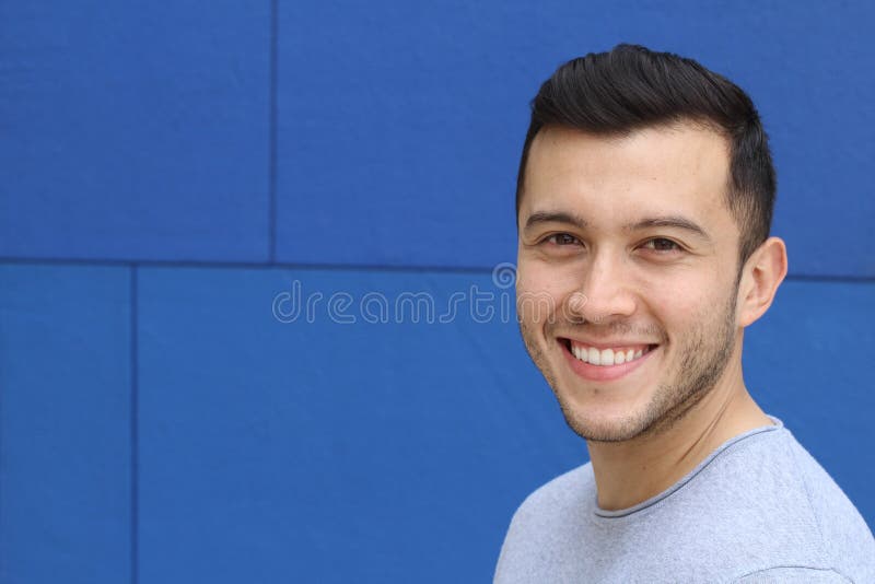 Uomo con un sorriso a trentadue denti molto piacevole fotografia stock Uomo con un sorriso a trentadue denti molto piacevole fotografia stock