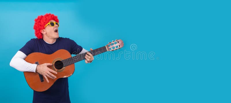 Uomo con una parrucca simpatica isolata fotografia stock