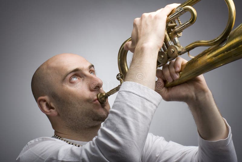 Uomo con una tromba immagine stock. Immagine di gioco, musica 935667