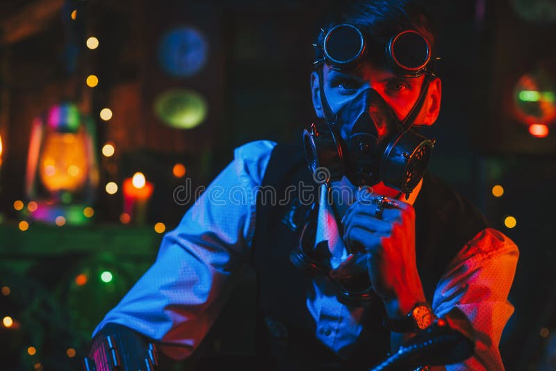 Uomo Con Una Tuta Cyberpunk Con Maschera a Gas E Occhiali