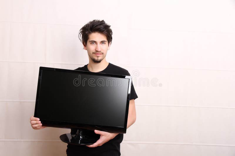 Uomo con una TV fotografia stock libera da diritti Uomo con una TV fotografia stock libera da diritti