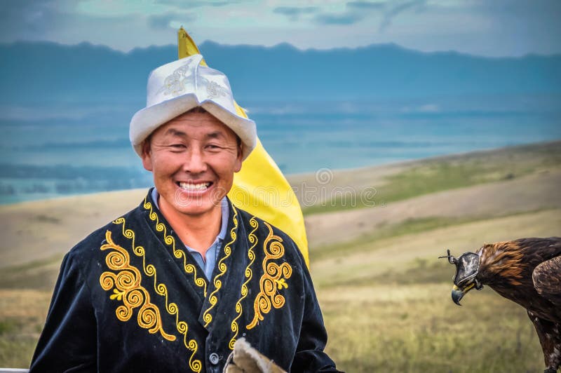 Uomo in costume piega nel Kirghizistan fotografie stock libere da diritti Uomo in costume piega nel Kirghizistan fotografie stock libere da diritti