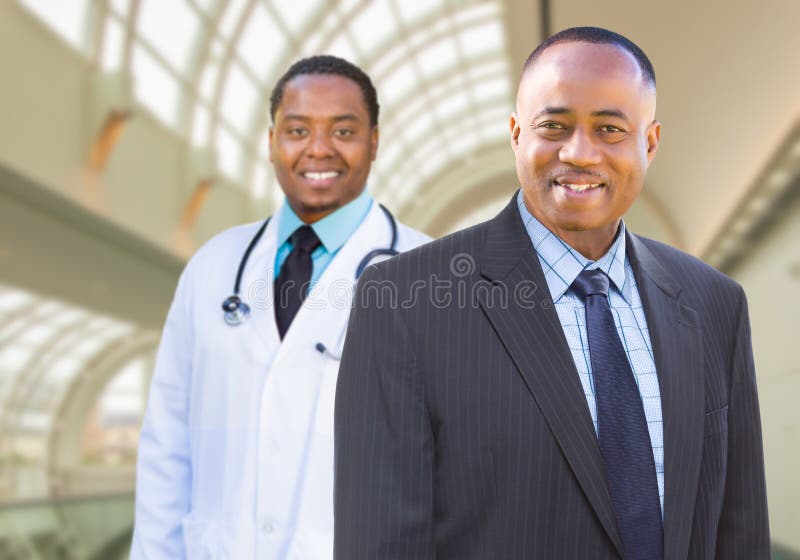 Uomo d'affari afroamericano ed il dottore Inside Medical Building immagine stock Uomo d'affari afroamericano ed il dottore Inside Medical Building immagine stock