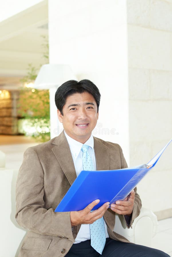 Uomo d'affari asiatico sorridente fotografia stock libera da diritti