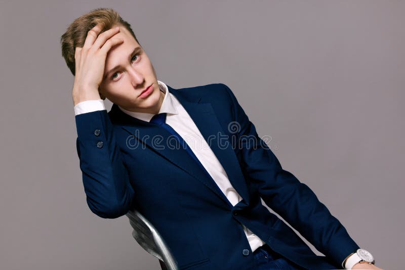 Uomo d'affari bello di modello in un vestito fotografia stock Uomo d'affari bello di modello in un vestito fotografia stock