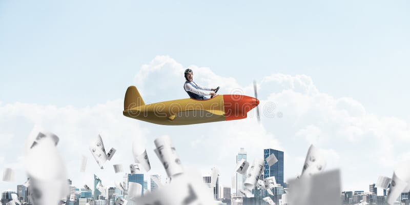Uomo d'affari in cappello dell'aviatore che conduce aereo immagine stock libera da diritti Uomo d'affari in cappello dell'aviatore che conduce aereo immagine stock libera da diritti