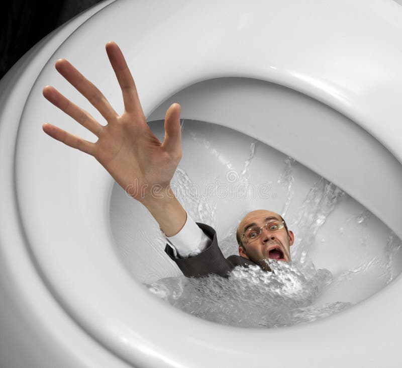 Uomo d'affari che affonda in ciotola di toletta fotografia stock libera da diritti Uomo d'affari che affonda in ciotola di toletta fotografia stock libera da diritti