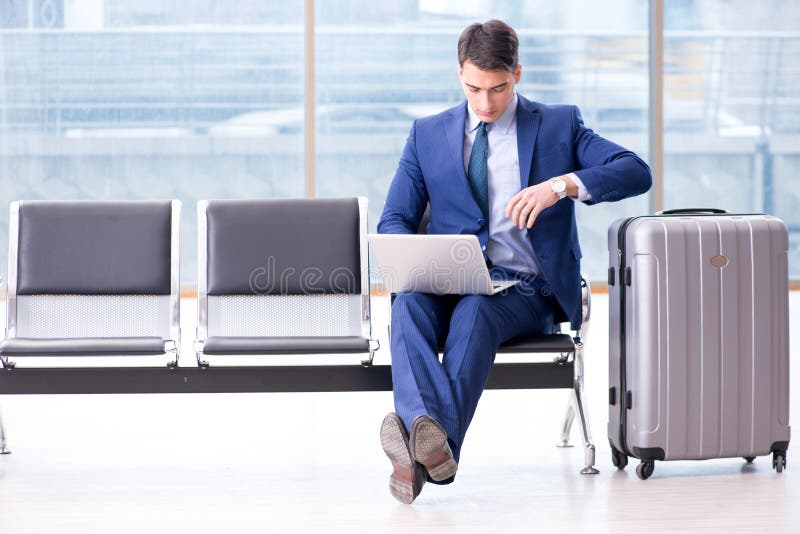 Uomo d'affari che aspetta all'aeroporto il suo aereo nel cla di affari immagini stock Uomo d'affari che aspetta all'aeroporto il suo aereo nel cla di affari immagini stock