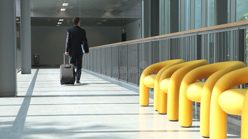 Uomo d'affari che cammina con il carrello