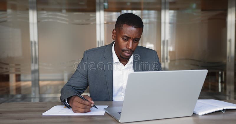Uomo d'affari che cerca informazioni sulla carta utilizzando un portatile stock footage