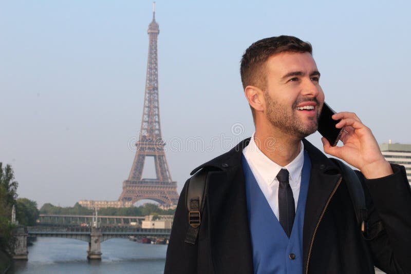 Uomo d'affari che chiama dal telefono da Parigi fotografie stock Uomo d'affari che chiama dal telefono da Parigi fotografie stock