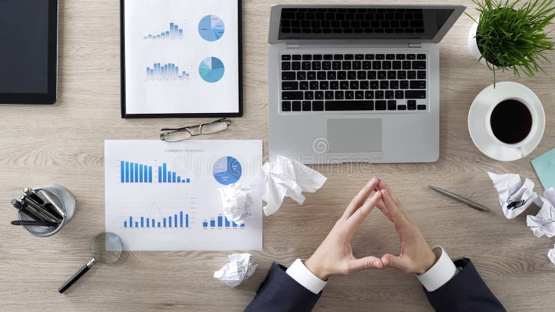 Uomo d'affari che considera circa la nuova strategia aziendale, partenza, investimento dei soldi fotografia stock Uomo d'affari che considera circa la nuova strategia aziendale, partenza, investimento dei soldi fotografia stock