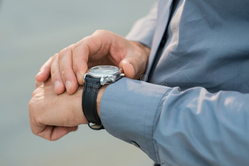 Uomo d'affari che controlla tempo immagine stock Uomo d'affari che controlla tempo immagine stock