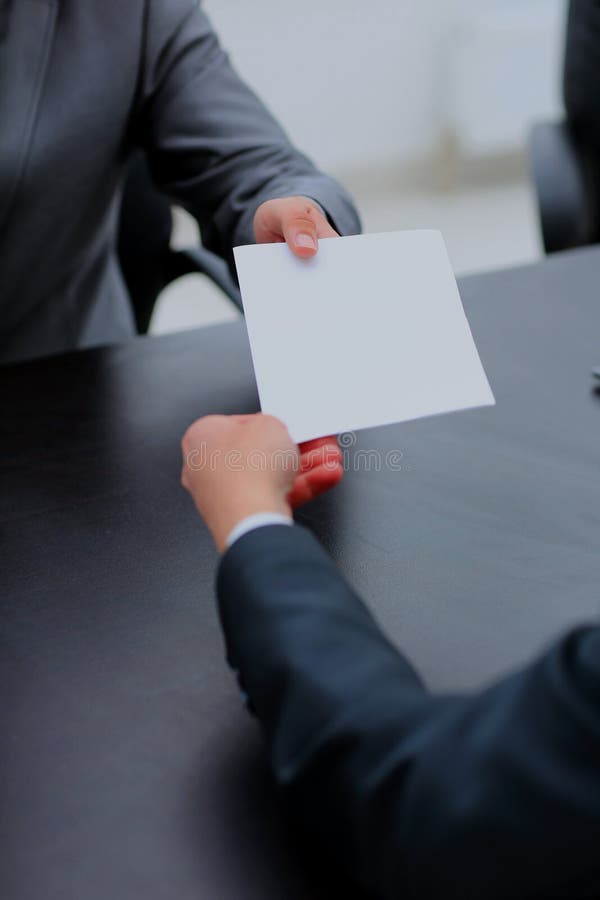 Uomo d'affari che dà carta al collega di hos in ufficio fotografia stock Uomo d'affari che dà carta al collega di hos in ufficio fotografia stock