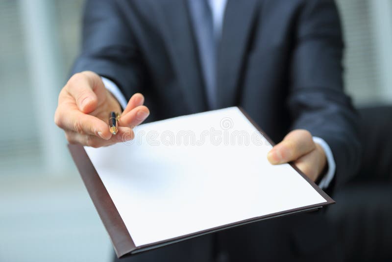 Uomo d'affari che dà penna fotografie stock libere da diritti Uomo d'affari che dà penna fotografie stock libere da diritti