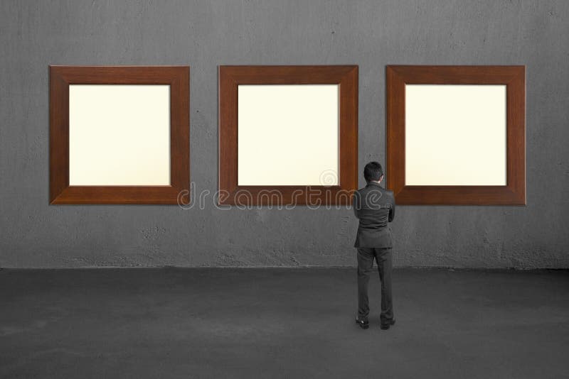 Uomo d'affari che esamina tre strutture di legno in bianco su wal concreto fotografie stock libere da diritti Uomo d'affari che esamina tre strutture di legno in bianco su wal concreto fotografie stock libere da diritti