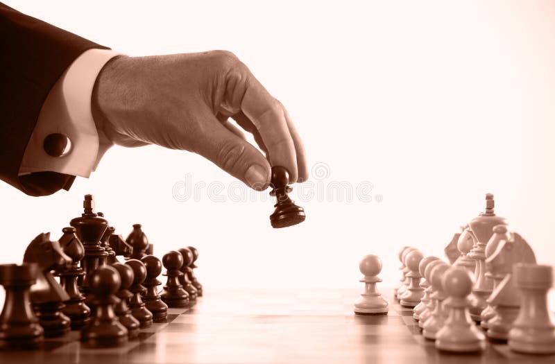 Uomo d'affari che gioca tono di seppia del gioco di scacchi fotografia stock