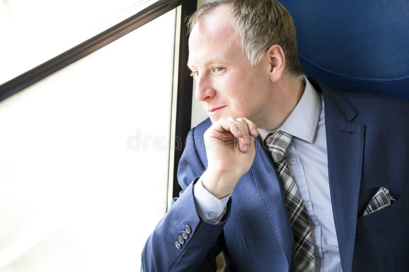 Download Uomo D'affari Che Gode Del Suo Viaggio In Treno Immagine Stock - Immagine di persona, moderno: 56890673