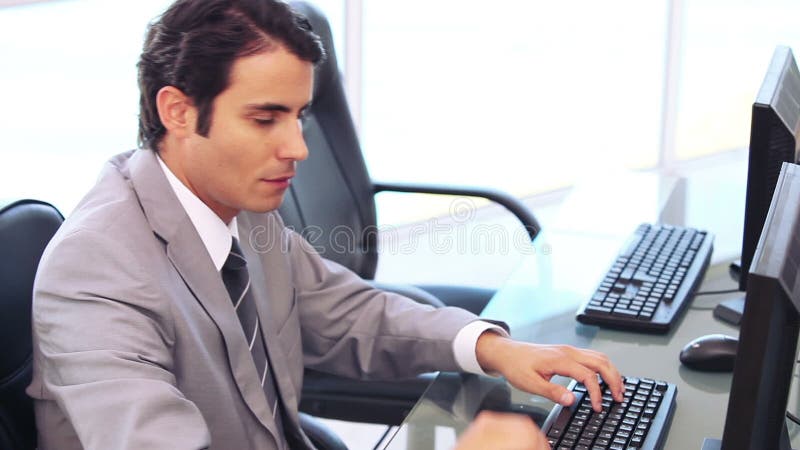 Uomo d'affari che lavora ad un computer