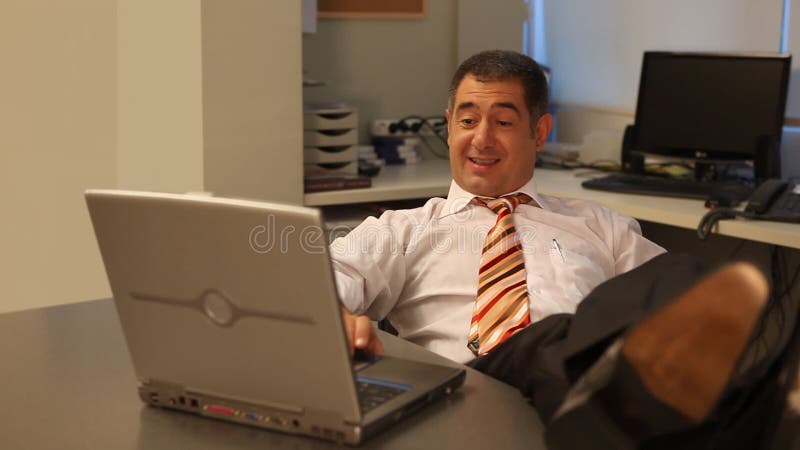 Uomo d'affari che lavora al computer portatile in ufficio