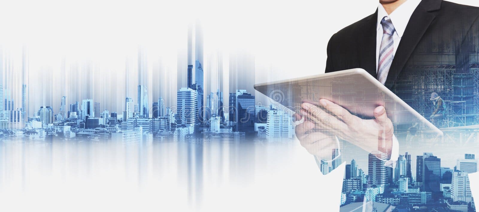 Uomo d'affari che lavora alla compressa digitale con la città di Bangkok di doppia esposizione, concetti di sviluppo di impresa i Uomo d'affari che lavora alla compressa digitale con la città di Bangkok di doppia esposizione, concetti di sviluppo di impresa i