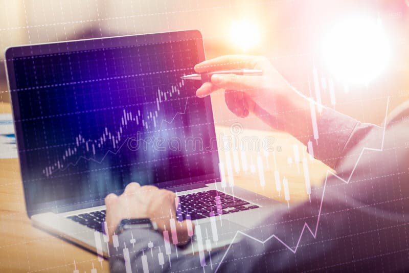 Uomo d'affari che lavora alla strategia di analisi commerciale finanziaria globale di crescita facendo uso del computer portatile immagini stock libere da diritti Uomo d'affari che lavora alla strategia di analisi commerciale finanziaria globale di crescita facendo uso del computer portatile immagini stock libere da diritti