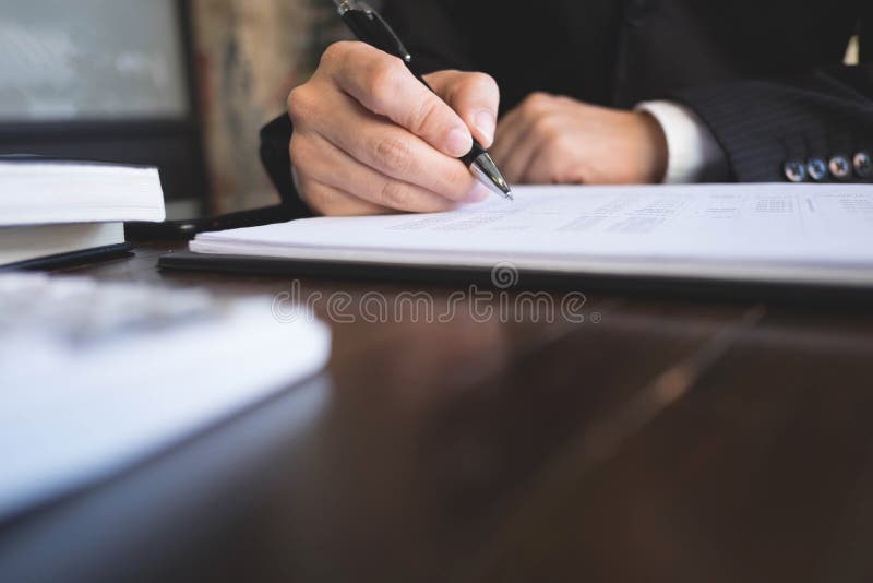 Uomo d'affari che lavora con il documento di dichiarazione dei redditi sulla tavola di legno Concetto di affari