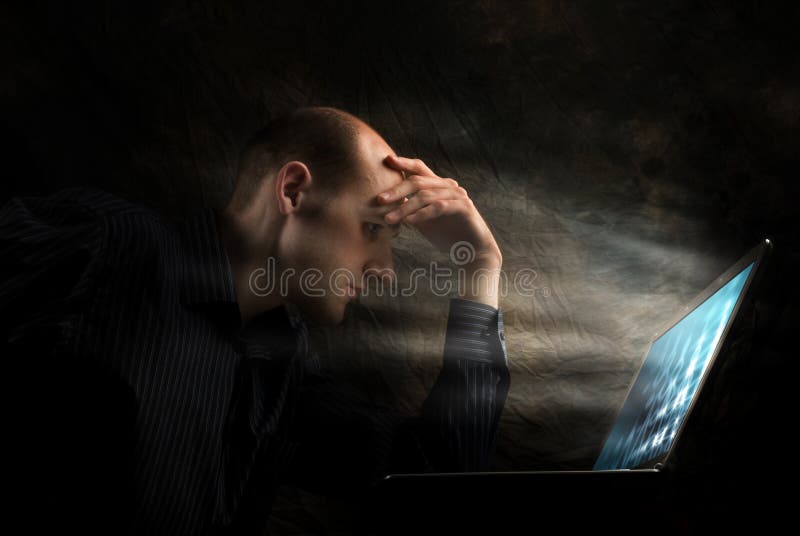 Imprenditore che riflette sul suo portatile fotografie stock