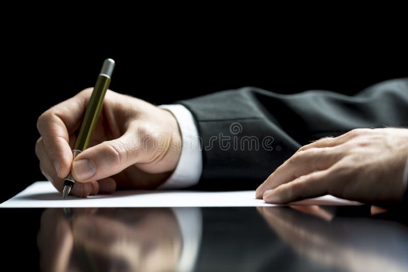 Uomo d'affari che scrive una lettera o una firma immagini stock