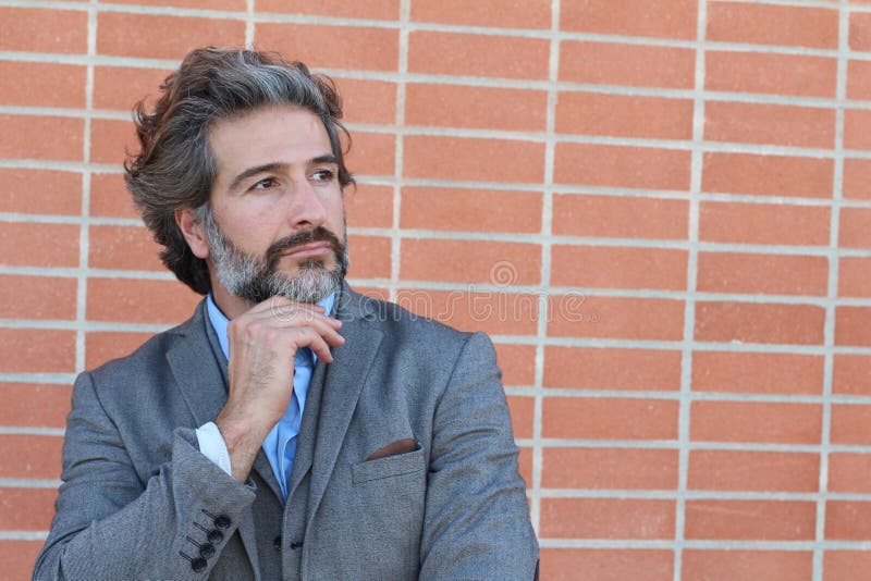Uomo d'affari che sembra premuroso mentre giudicando il suo capo con lo spazio della copia fotografie stock libere da diritti Uomo d'affari che sembra premuroso mentre giudicando il suo capo con lo spazio della copia fotografie stock libere da diritti