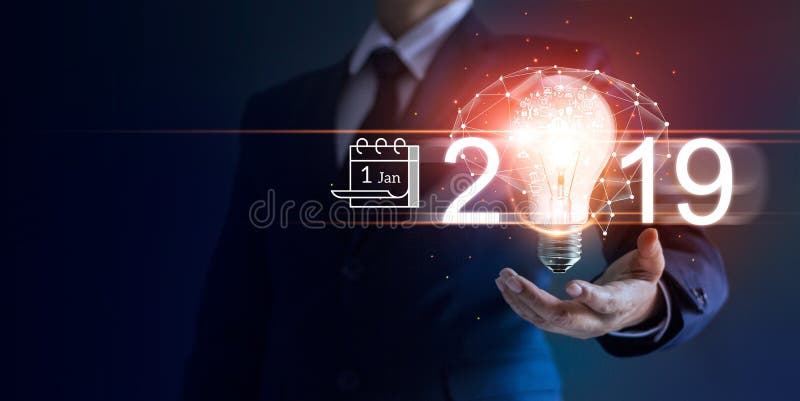 Uomo d'affari che tiene lampadina con l'icona del 2019 fotografia stock libera da diritti Uomo d'affari che tiene lampadina con l'icona del 2019 fotografia stock libera da diritti
