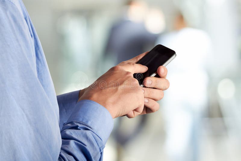 Uomo d'affari che tiene lo smartphone immagini stock