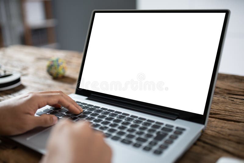 Uomo d'affari che utilizza un computer portatile fotografia stock libera da diritti