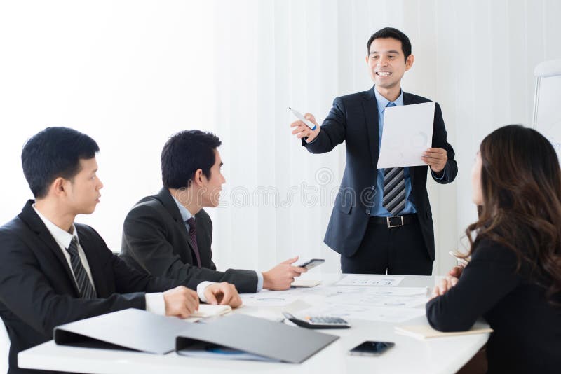 Uomo d'affari come capo di riunione che chiede un'opinione fotografie stock libere da diritti Uomo d'affari come capo di riunione che chiede un'opinione fotografie stock libere da diritti