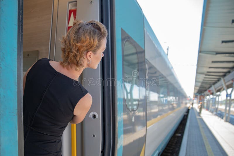 Uomo d'affari con bagagli che viaggiano in treno di velocità alla riunione d'affari circa il trasporto immagine stock libera da diritti Uomo d'affari con bagagli che viaggiano in treno di velocità alla riunione d'affari circa il trasporto immagine stock libera da diritti
