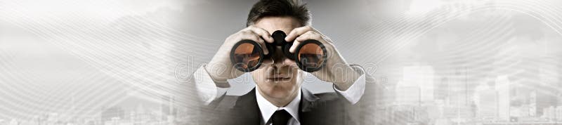 Uomo d'affari con il binocolo immagine stock libera da diritti Uomo d'affari con il binocolo immagine stock libera da diritti