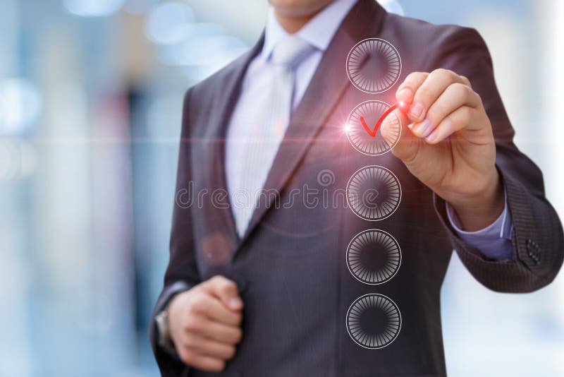 Uomo d'affari con il segno della penna le caselle di controllo immagini stock libere da diritti Uomo d'affari con il segno della penna le caselle di controllo immagini stock libere da diritti